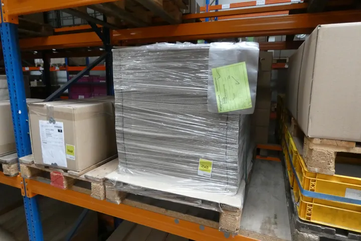Konvolut Material, Wellpapp-Stülpverpackung 600x400x55mm FEFCO 0452 Umfang: Palette mit Inhalt